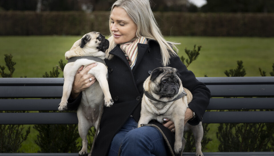 Jannie Ree med sine hunde Cobra og Lola.