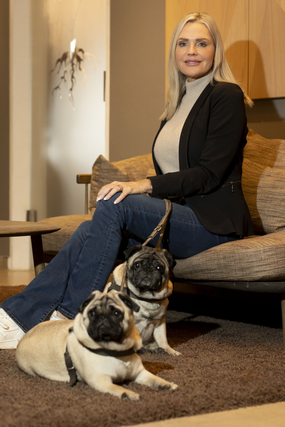 Jannie Ree med sine hunde Cobra og Lola.