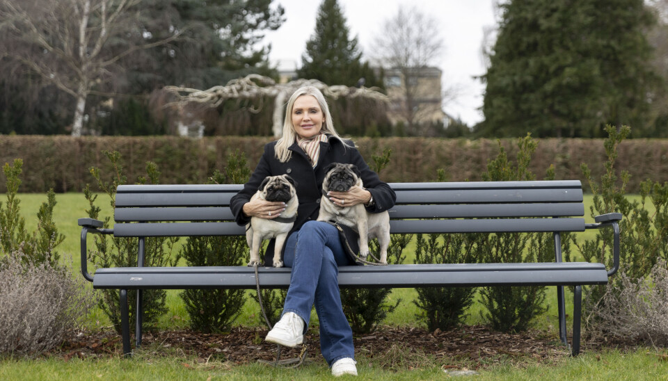 Jannie Ree med sine hunde Cobra og Lola.