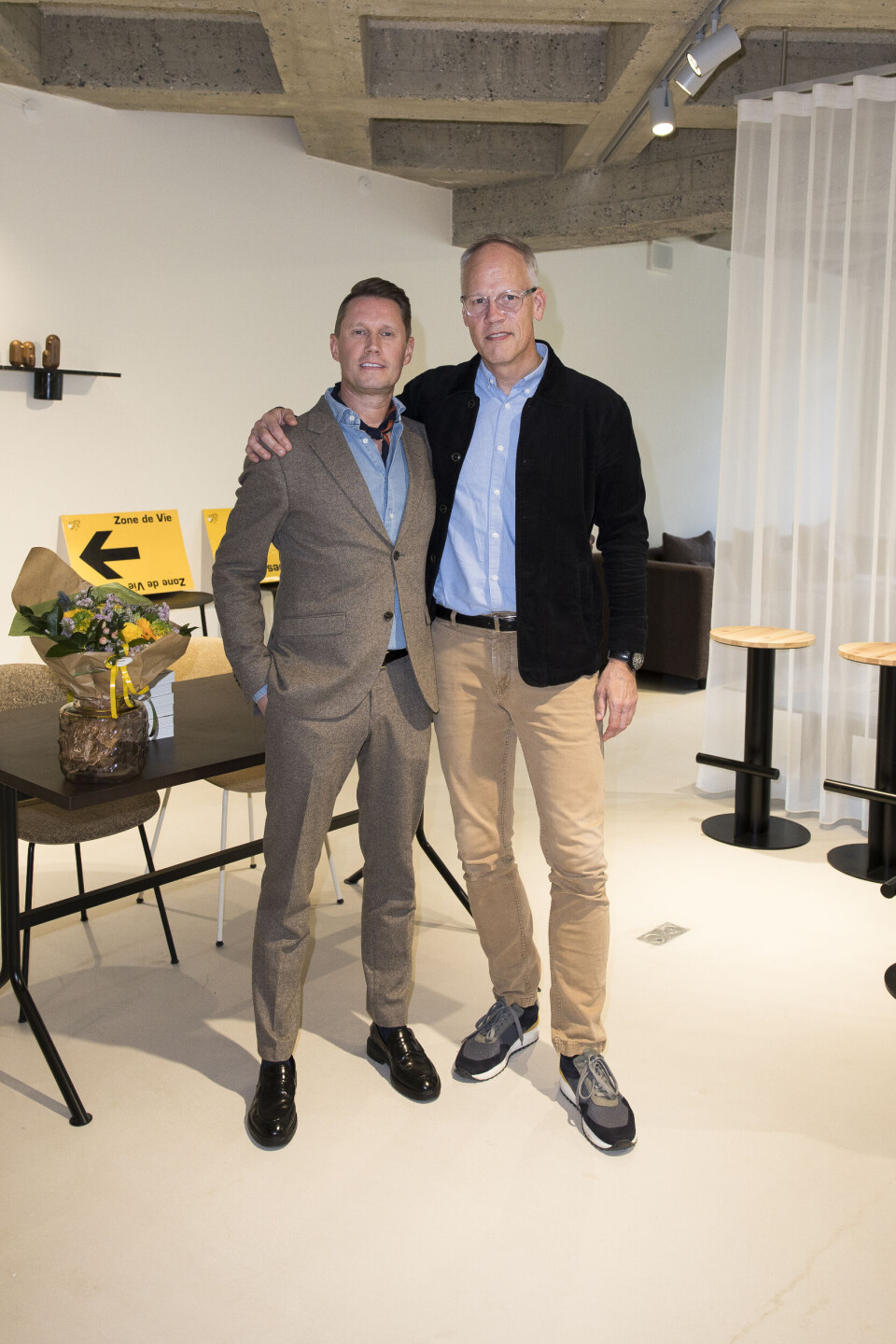 Dennis, 52, med sin mand gennem 20 år, Morten Toft, 45. Han er finansdirektør hos designfirmaet Normann Copenhagen, der lagde hus til receptionen.