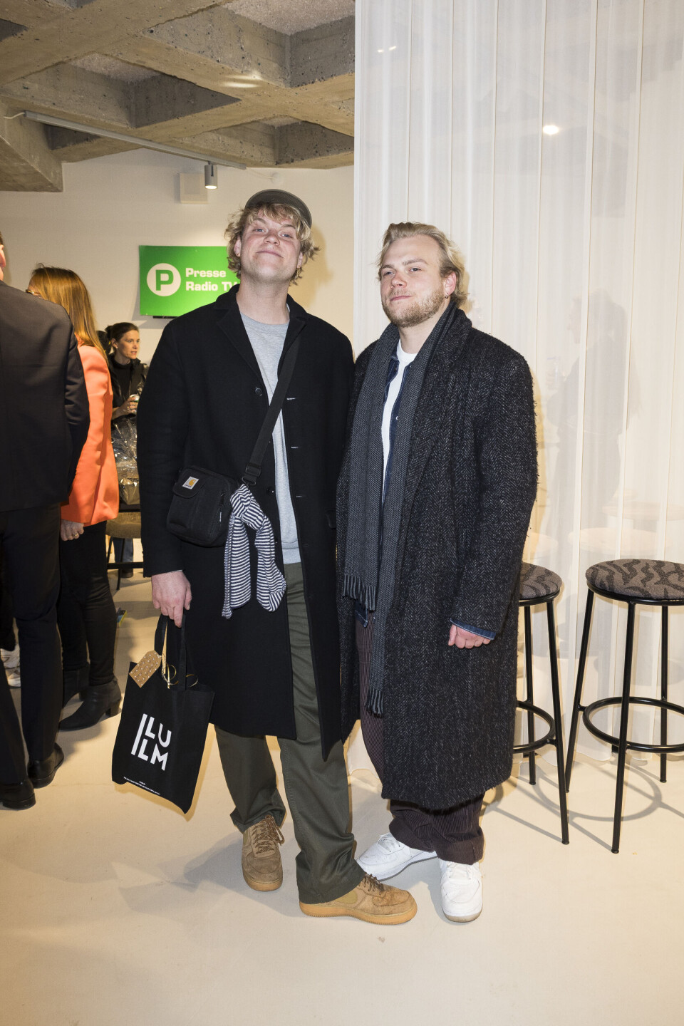 Hjalmer Larsen, 29, er en god ven af Dennis og dukkede op med sin lillebror Lui, 26, og mor, Liselotte, 59.