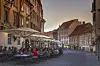 Udendørs restaurant i den gamle bydel i Ljubljana, Slovenien.