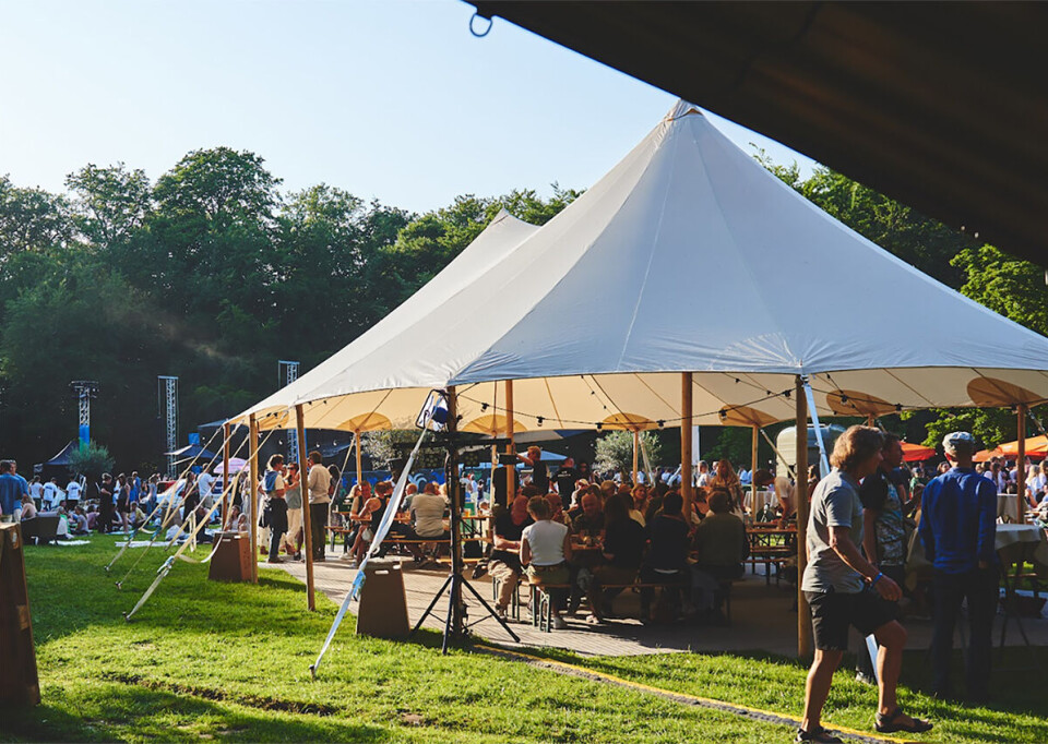 Store pavilioner med festivalgæster under.