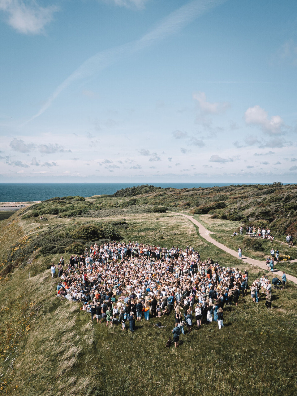 Dronebillede af gæster til Alive Festival i Thy. Her ses de på udflugt i det bakkede landskab.