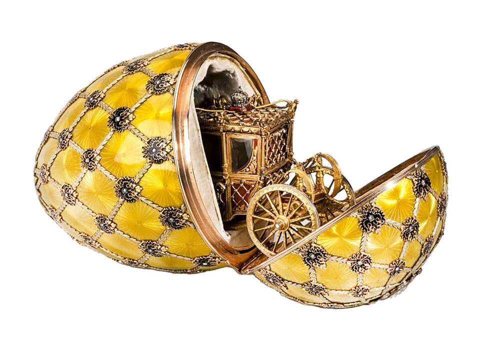 Fabergeæg i guld. Ud af ægget 'kører' en karat i guld.