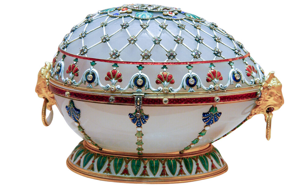 Fabergeæg lavet af hvid agat, guld, emalje, diamanter og rubiner. Det er et af to æg, der åbner sig sidelæns.