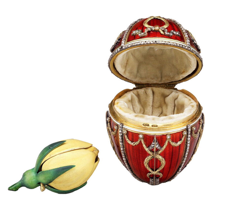 Fabergeægget kaldet 'Rosenknop'. Ægget er rødt, og når man åbner det, finder man en lille, gul rosenknop.
