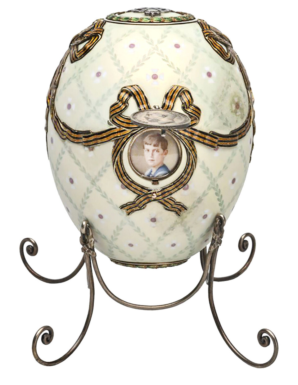 Hvidt Fabergeæg med gulddetaljer, som står på fødder.