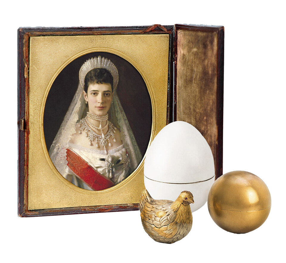 ZARINA: Det
var Alexander
III's hustru Maria
Fjodorovna,
den danskfødte
kejserinde
Dagmar, der
modtog det
første påskeæg
fra sin mand i
1885. Ægget,
som var lavet af
Fabergé, bestod
af tre dele: Selve
ægget, blommen
og en lille
guldkylling med
en diamantkrone.
Kronen er siden
gået tabt.