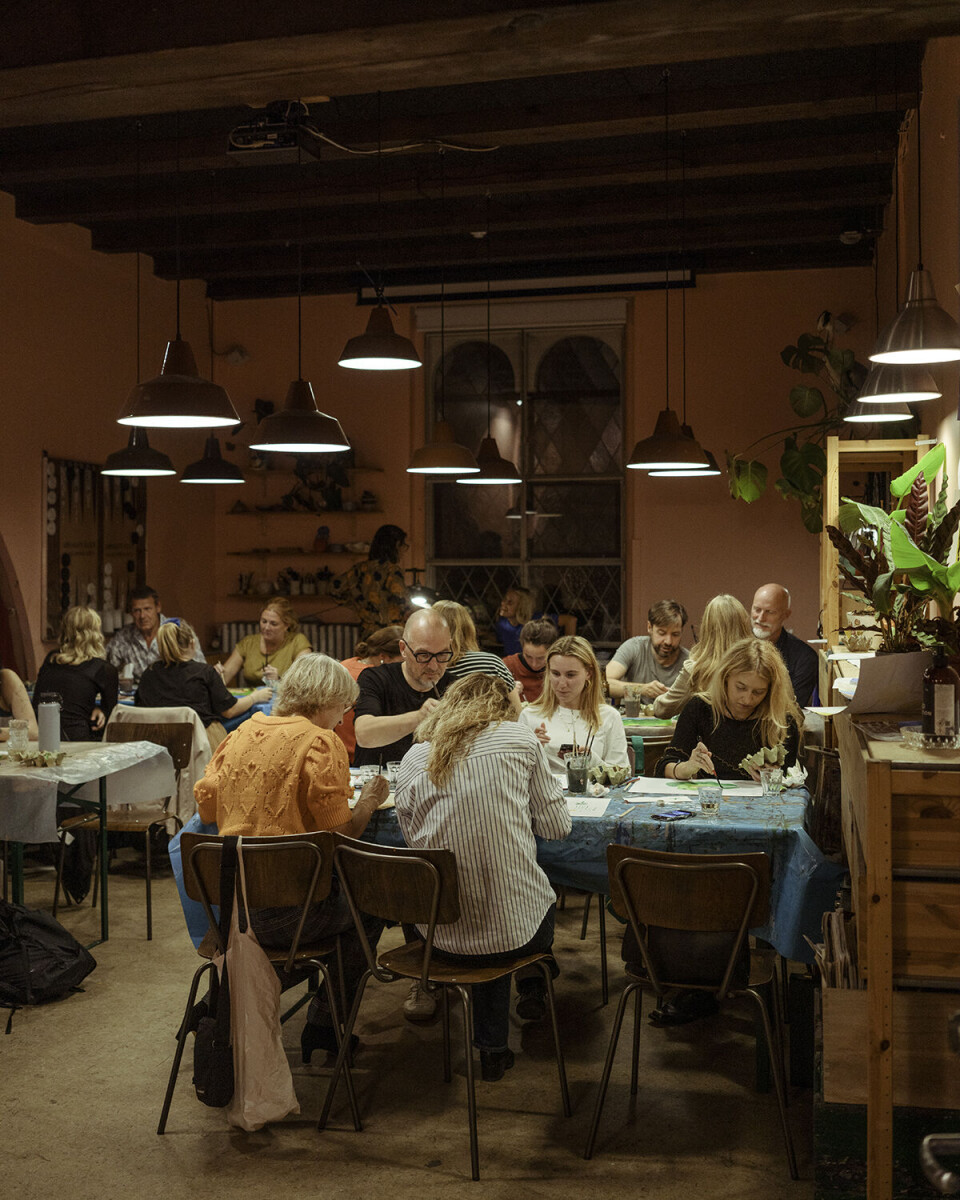 Foto fra Folkehuset Absalon på Vesterbro. Folk sidder og maler.