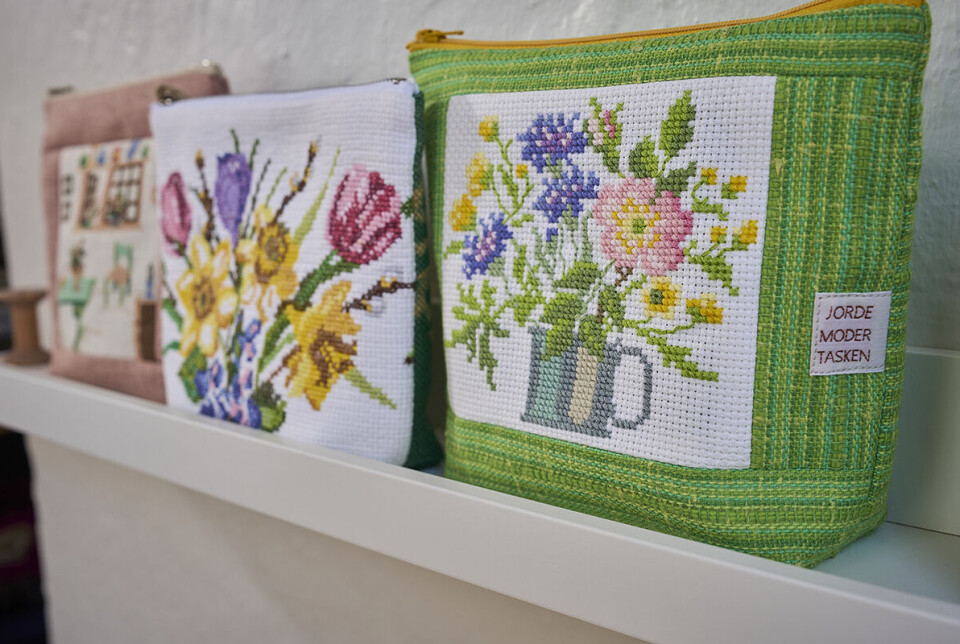 Nogle af de punge med broderier på, som Lise Jensen især er kendt for.