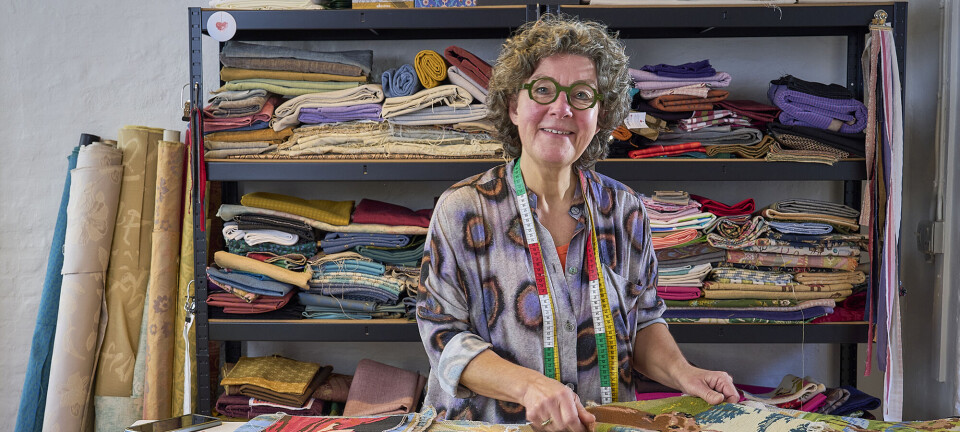 Må man klippe i gamle broderier? Ja, siger Lise, som giver dem nyt liv