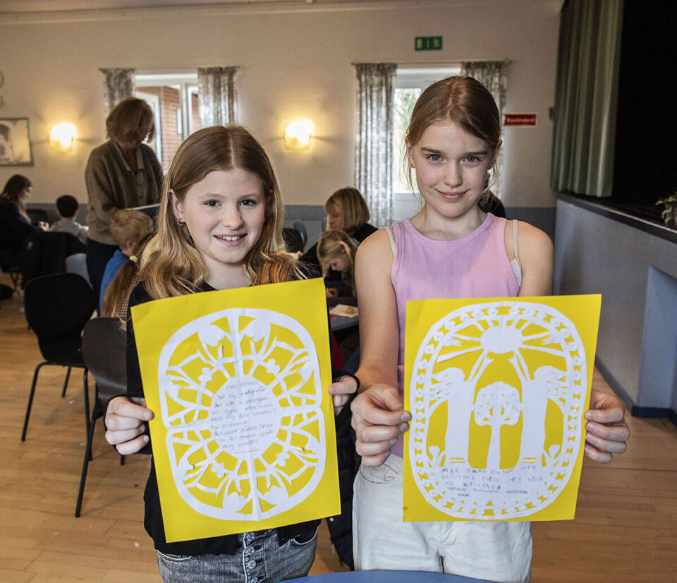 Josefine på 11 og Caroline på 12 fremviser de gækkebreve, de har klippet til deres bedsteforældre.