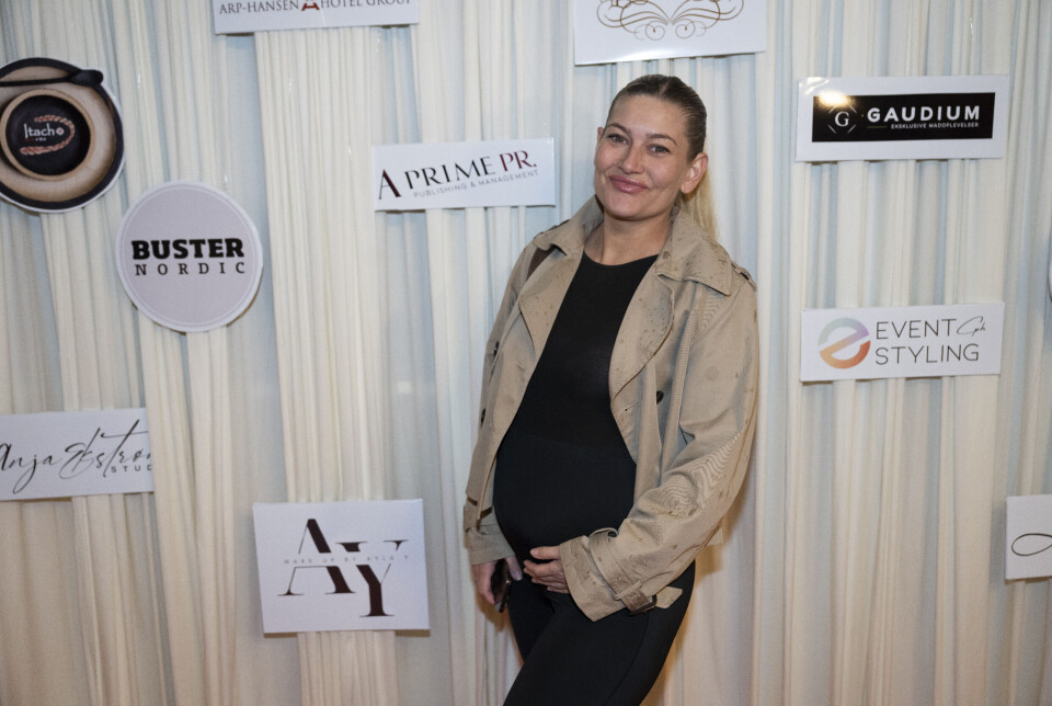 Pernille Nygaard smiler stort og holder om sin gravide mave