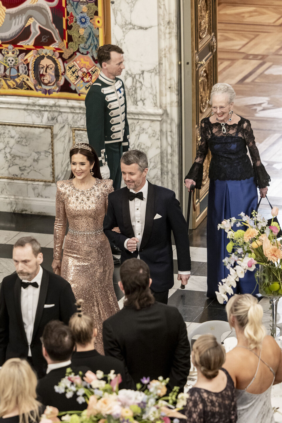 Kong Frederik og Dronning Mary i front til Aftenselskab for kunst og kultur. Bag dem går Dronning Margrethe.
