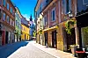 Farverige bygninger og brostenbelagt gade i den gamle bydel i Ljubljana, Slovenien