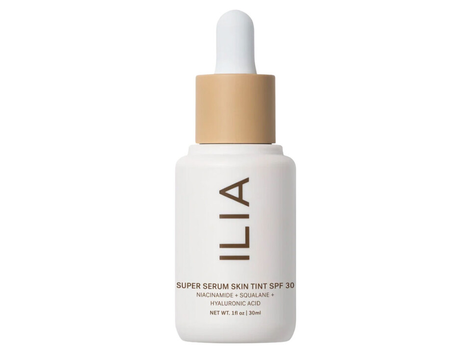 Faktor og farve. Let og dækkende
creme, som giver
glød – og så er den
med faktor 40. Jeg
bruger solfaktor i
ansigtet året rundt.
Formosa 4 Super
Serum Skin Tint,
Ilia, 400 kr.