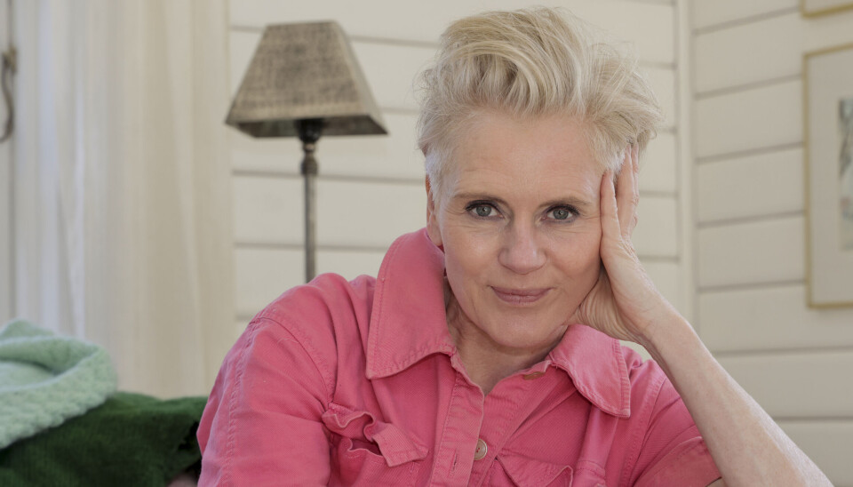 Skuespiller Trine Gadeberg i lyserød skjorte
