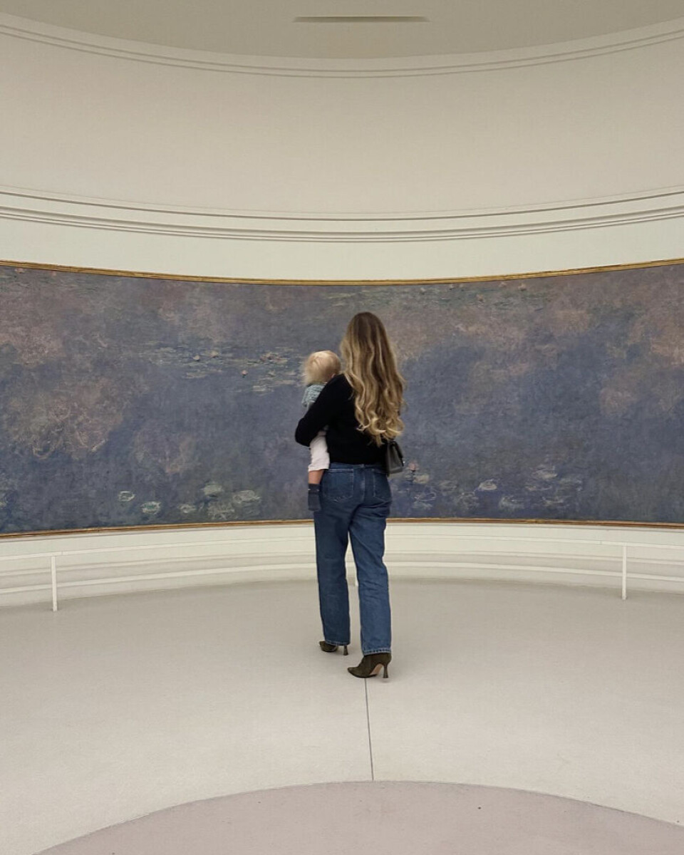 Dette insta-billede er
smukt for mig, fordi … det her var indbegrebet af et øjeblik
fuld af skønhed for mig. Og at dele det
med mine børn satte prikken over i’et.
Troede måske ikke på forhånd, at en tur på
Musee de l’Orangerie for at opleve Monets
åkander ville være en oplagt familieudflugt
med to små børn, men vi havde virkelig
alletiders besøg, og det var skægt at se
malerierne med børneøjne.