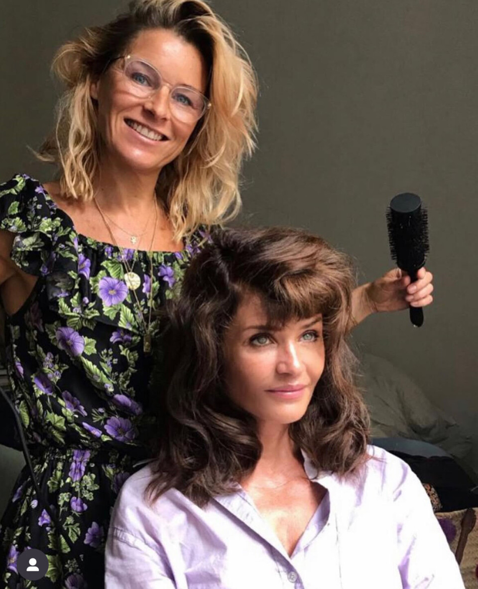 Når model Helena Christensen
sidder i stolen hos Marianne Jensen,
har hårstylisten stort set fri leg.