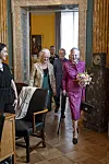 Siden hun overlod tronen til kong Frederik, har dronning Margrethe skåret gevaldigt ned på sine officielle arrangementer, men intet tyder på, at hun trækker sig helt tilbage. I sidste uge overrakte hun sin Videnskabspris ved en ceremoni hos Det Kongelige Danske Videnskabernes Selskab. Her nød hun efterfølgende en spændende samtale med psykolog Tone Roald, der fik prisen for sin forskning i, hvordan kunst påvirker sindet og forståelsen af verden.