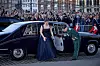 Kongefamilien ankommer til prinsesse Isabellas fødselsdagsforestilling i Det Kongelige Teater.