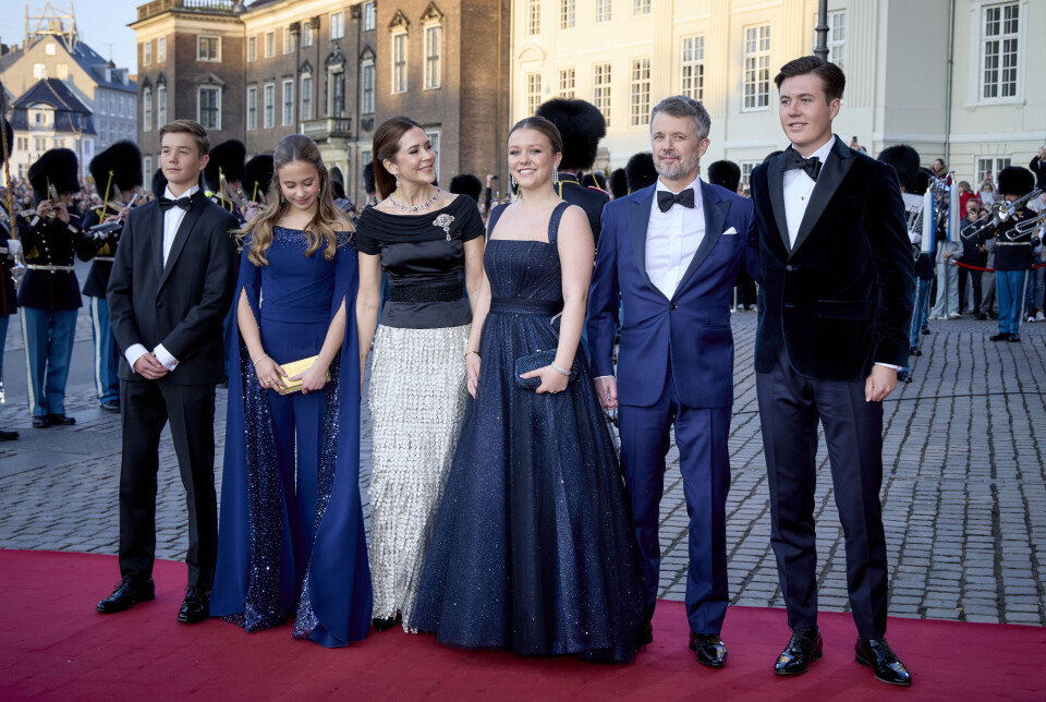 Kongefamilien ankommer til prinsesse Isabellas fødselsdagsforestilling i Det Kongelige Teater.