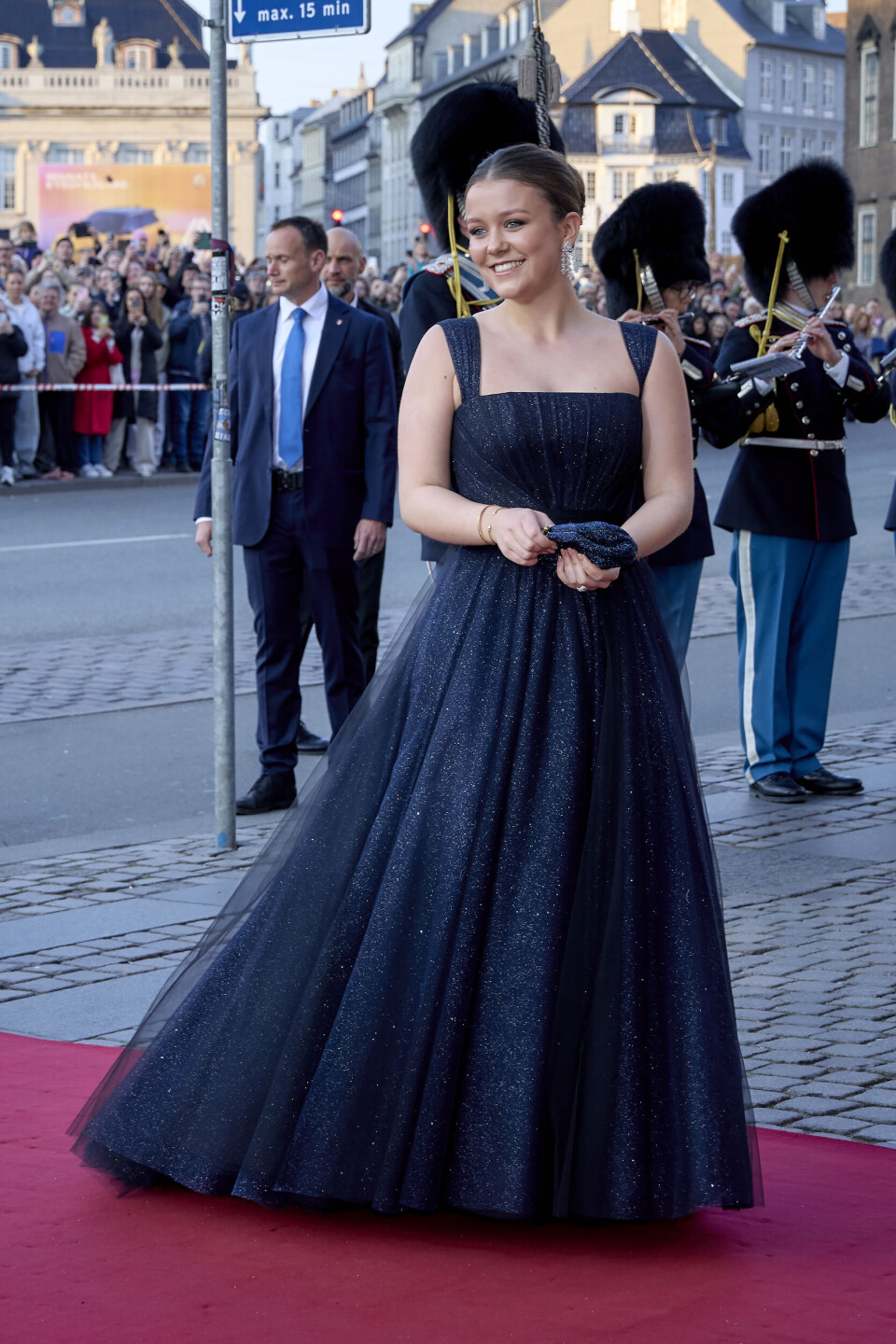 Kongefamilien ankommer til prinsesse Isabellas fødselsdagsforestilling i Det Kongelige Teater.
