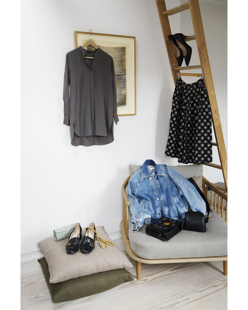 Den sorte nederdel med hvidt mønster fandt Pia for nyligt vintage i Tokyo. Denimjakken med simili fra Sandro er en evig kærlighed i garderoben, mens den lille, sorte taske er en ny favorit fra det koreanske mærke Osoi. De sorte Gucci-sko er nogle af Pias bedste, og det samme er de sorte stiletter fra Freelance. Silkeskjorten er fra Joseph.