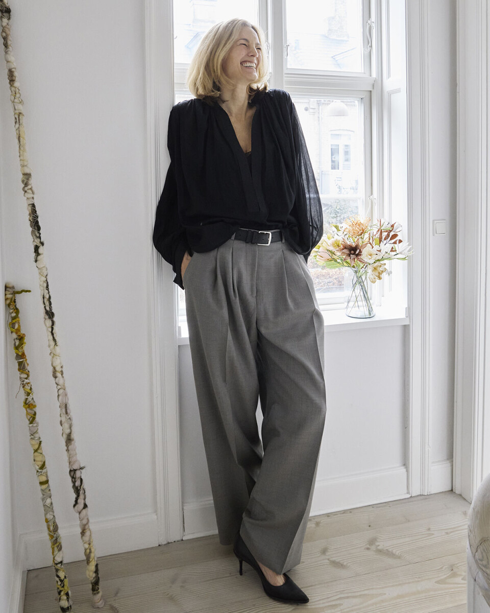 Pia vælger oftest et klassisk outfit, som sprudler mindre end hendes personlighed, men hun har en plan om at lave lidt om på det i fremtiden. Her er Pia i bukser fra Mark Kenley Domino Tan, skjorte fra Laurence Bras og stiletter fra Freelance.