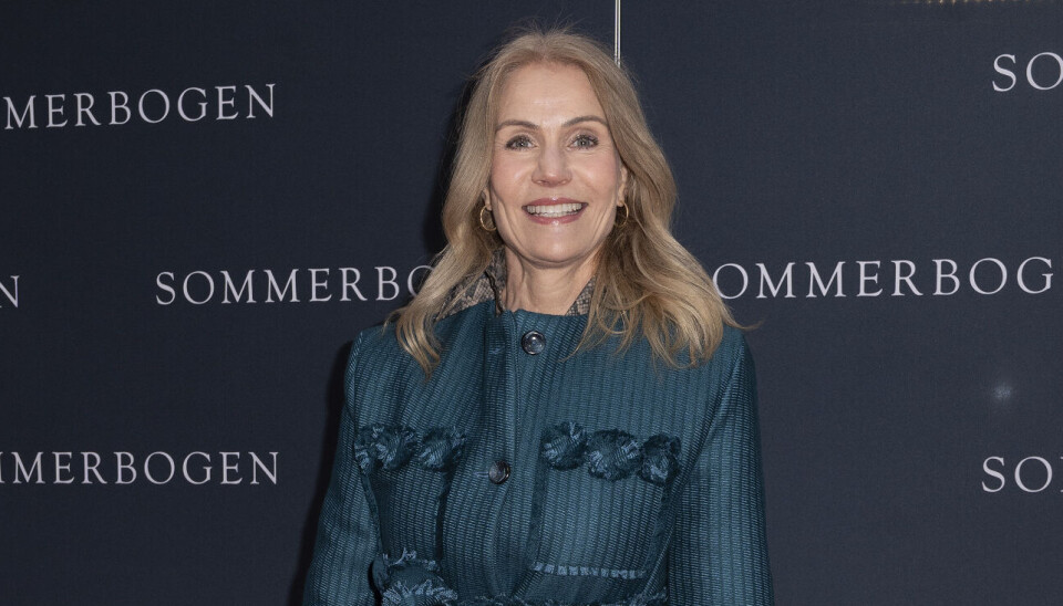 Helle Thorning-Schmidt står på den røde løber