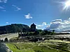 Eilean Donan Castle ligger ude på en lille ø, hvor tre søer mødes.