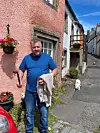 Hundeejeren Robert i landsbyen Culross in Fife.