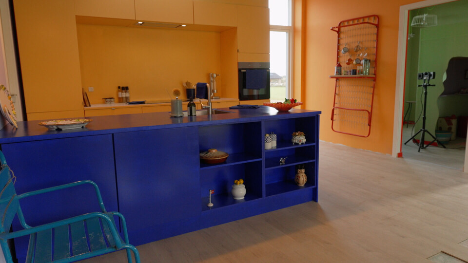 Blåt hus har valgt et køkken i blå og gul