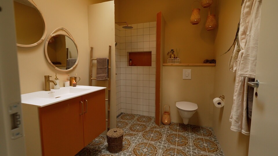 Badeværelse i gult hus