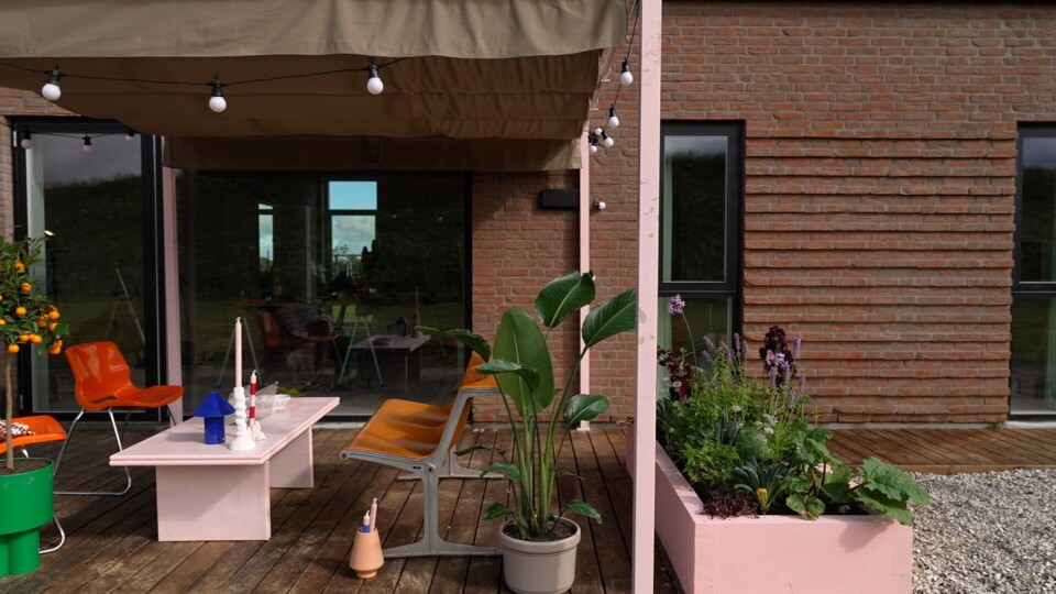 Baghaven i rødt hus