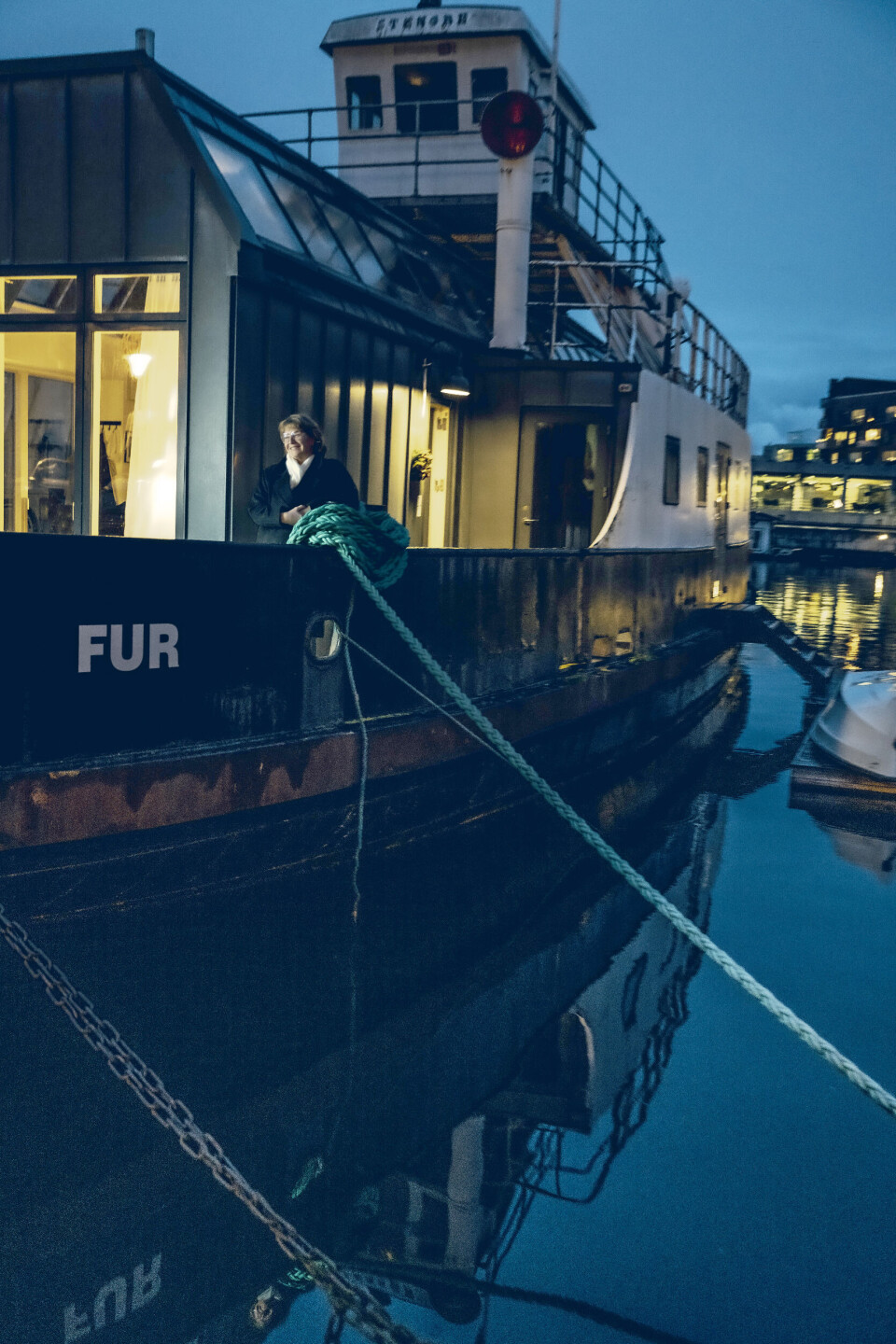 Den gamle træfærge FUR er bygget om for fem mio. kr. til et skønt hjem for Tine og hendes mand, Karl, ved Sluseholmen i Københavns Sydhavn.