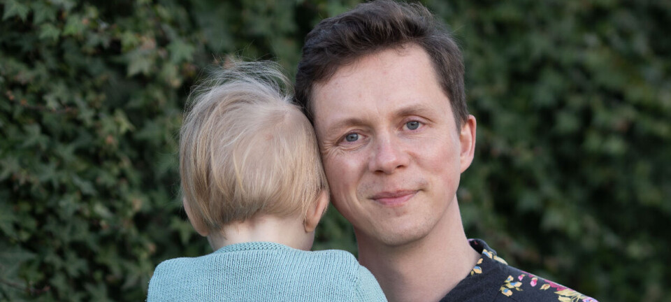 Mathias deler barslen ligeligt med sin kone: ”Det er ikke ferie – det er benhårdt arbejde”