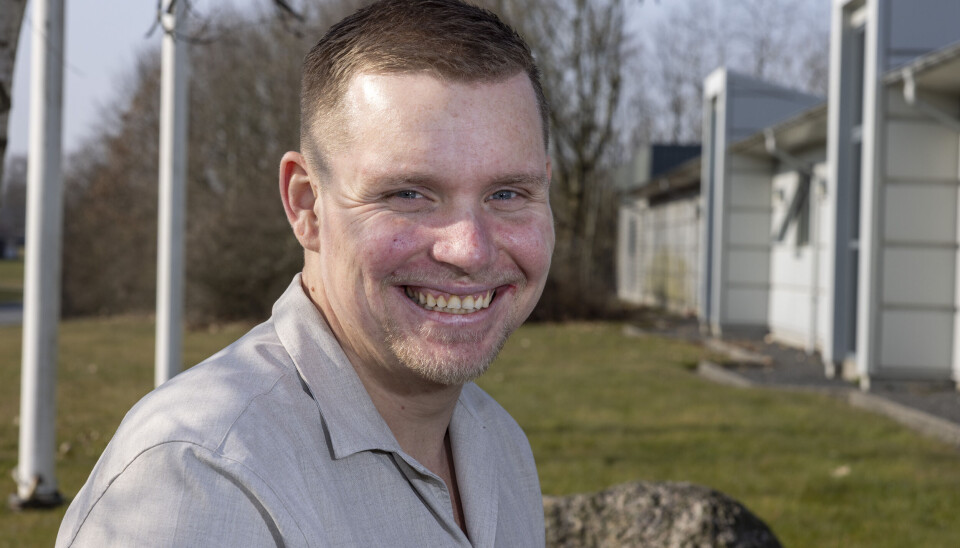 Mads er uddannet elektriker og arbejder som belysningskonsulent.