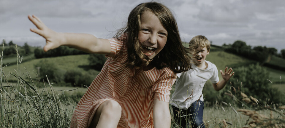 Sidder dit barn inde ved skærmen fremfor at lege udenfor? Så har eksperten et råd
