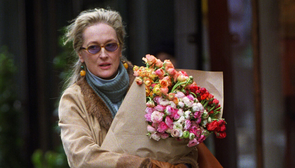 Billede 1 - Meryl Streep films a scene while carrying a bouquet of flowers on the streets of Greenwich Village.
