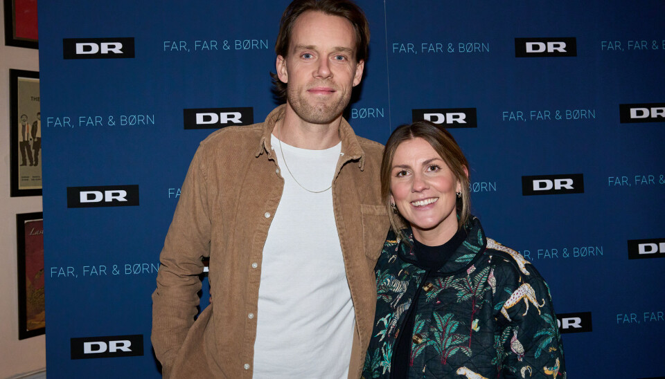 Mette og Kristian på den røde løber holder om hinanden