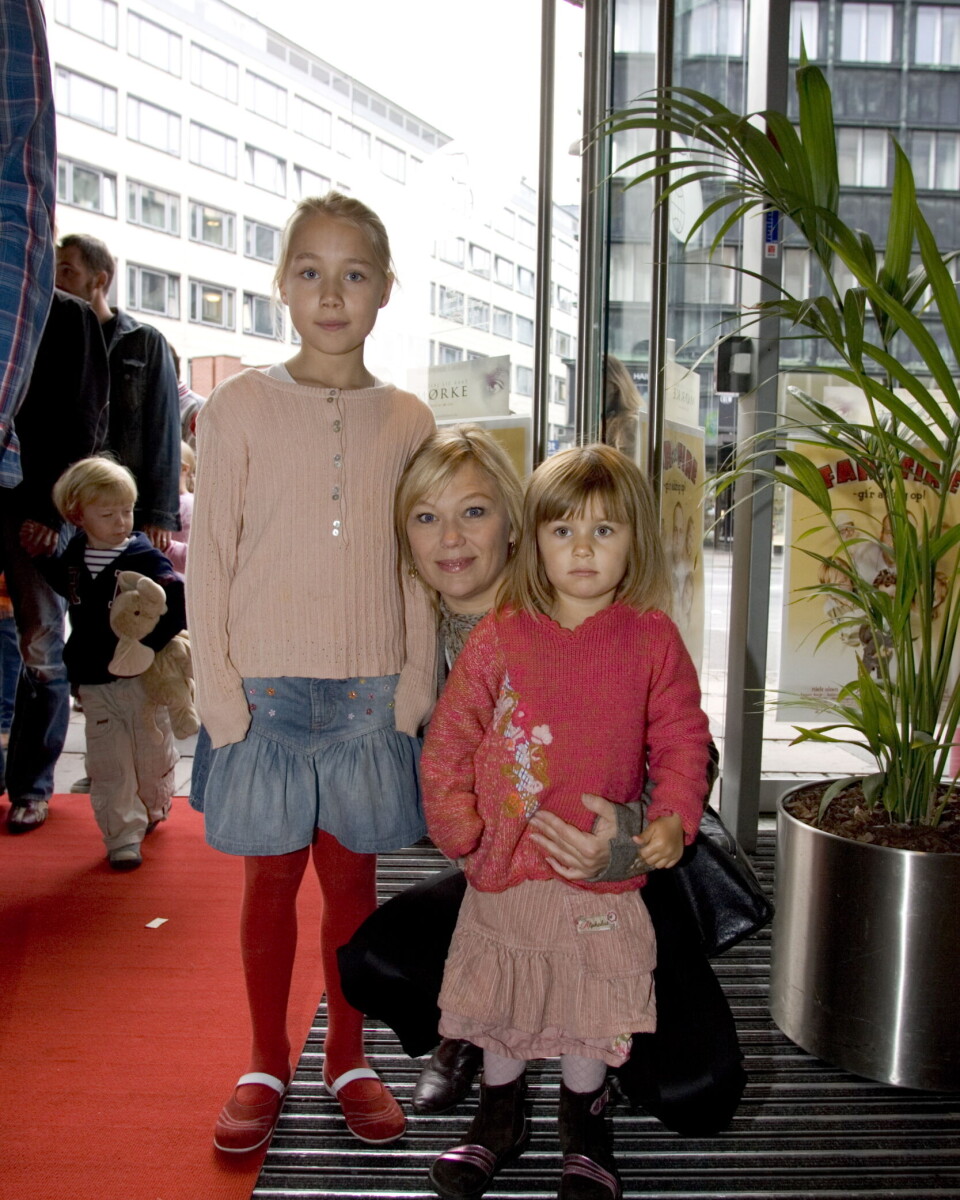 Sofie Stougaard til premiere på 'Far til fire gi'r aldrig op' med sine døtre Salka, som dengang var ni, og Ingeborg, som dengang var fire.