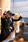 Kongeparret indleder onsdag den 7. maj 2025 kongeskibet Dannebrogs sejlsæson med den traditionelle ombordstigning fra Nordre Toldbold.