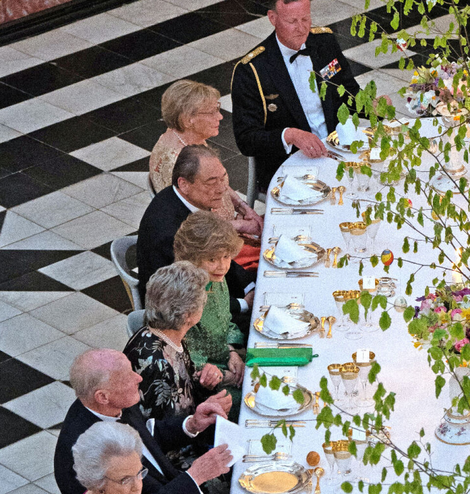Jørgen Nexøe-Larsen sad mellem Bente Scavenius, 80, (klædt i grønt) og Ane Vibeke ”Sisse” Foss, 85, ved dronningens 85-års fødselsdagsmiddag på Fredensborg Slot.