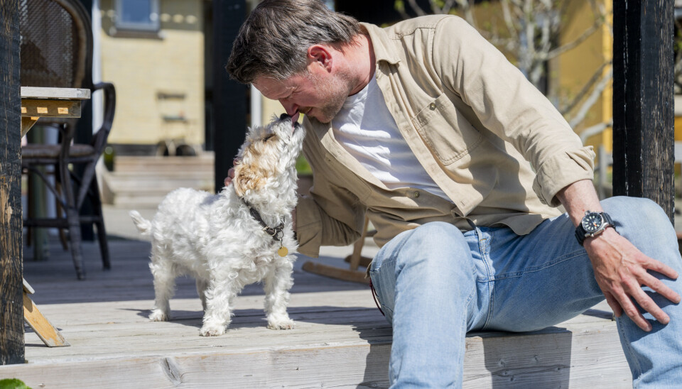 Kristian Jersing fra 'Alene i vildmarken' 2025 og hans 14 år gamle hund.