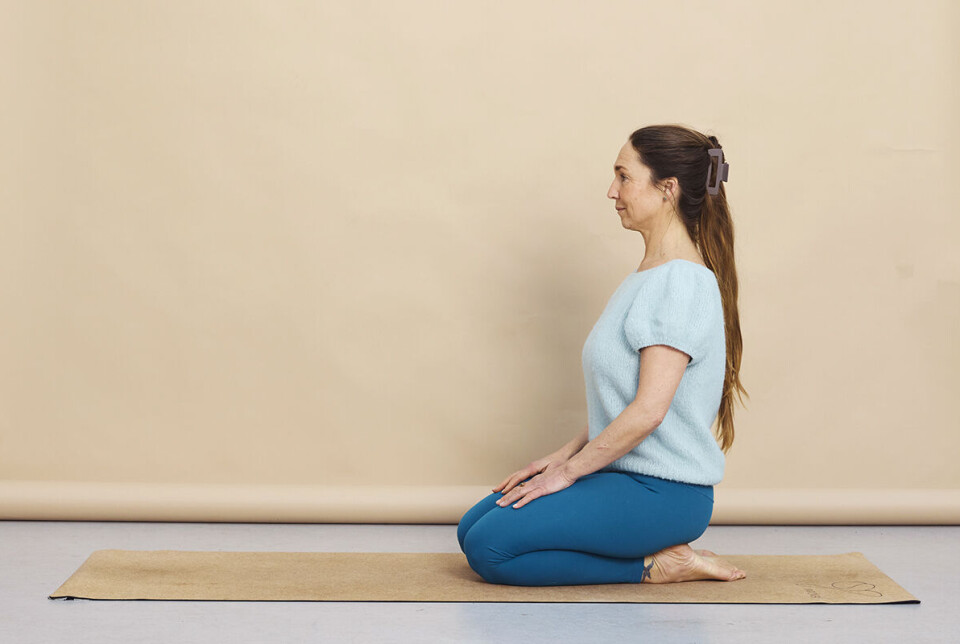 Yogaøvelsen 'Knæler'