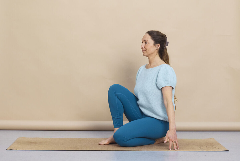 Yogaøvelsen 'Halv knæler'