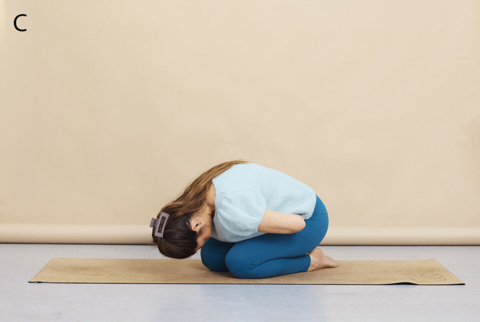 Tip! Dette er også en god øvelse til at skabe indre ro, få bugt med akut angst, spændinger i forbindelse med din menstruation eller stivhed i ryggen fra mange timer på en kontorstol.