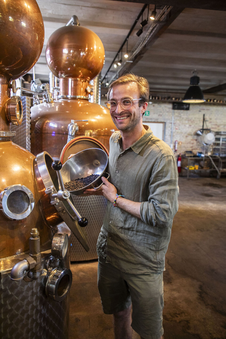 August Hage i det destilleri, der er blevet indrettet på godset. Her produceres whiskey og gin.
